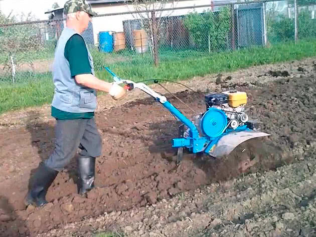 Посадка картофеля мотоблоком